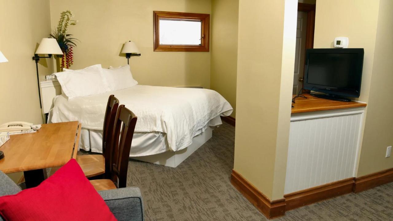 Kettle Creek Inn Port Stanley Exterior photo